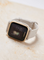 Смарт-часы Garmin Venu Sq 2 белые с кремово-золотистым безелем 010-02701-11