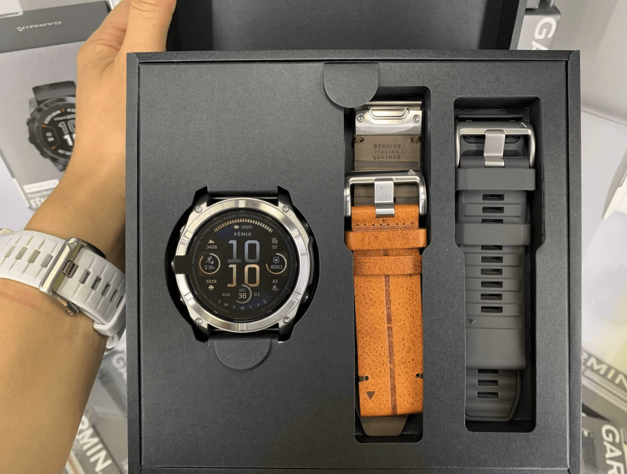 Спортивные часы Garmin Fenix 8 Amoled 51мм Sapphire Carbon Grey с коричневым кожаным ремешком 010-02905-40