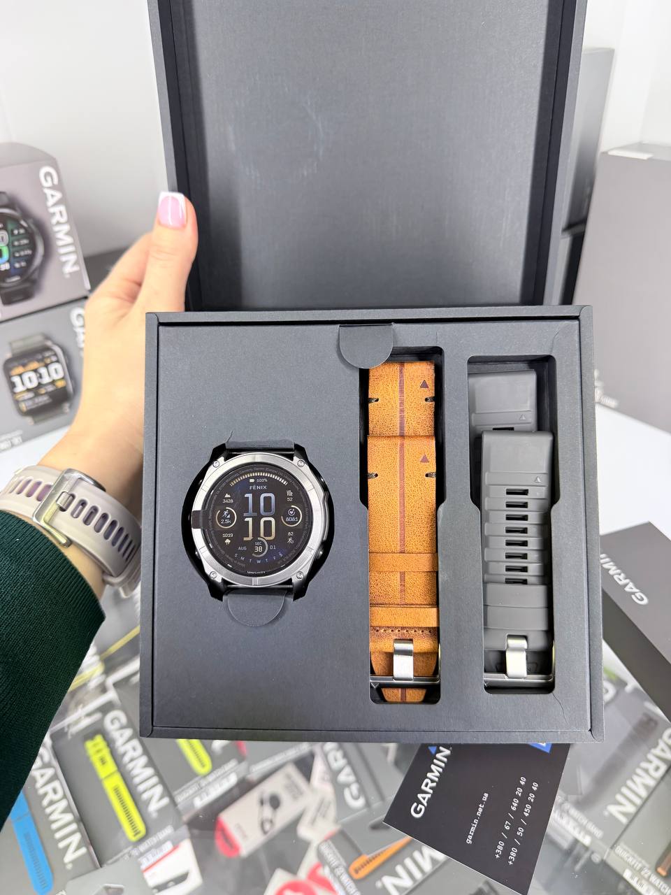 Спортивные часы Garmin Fenix 8 Amoled 51мм Sapphire Carbon Grey с коричневым кожаным ремешком 010-02905-40 уценка